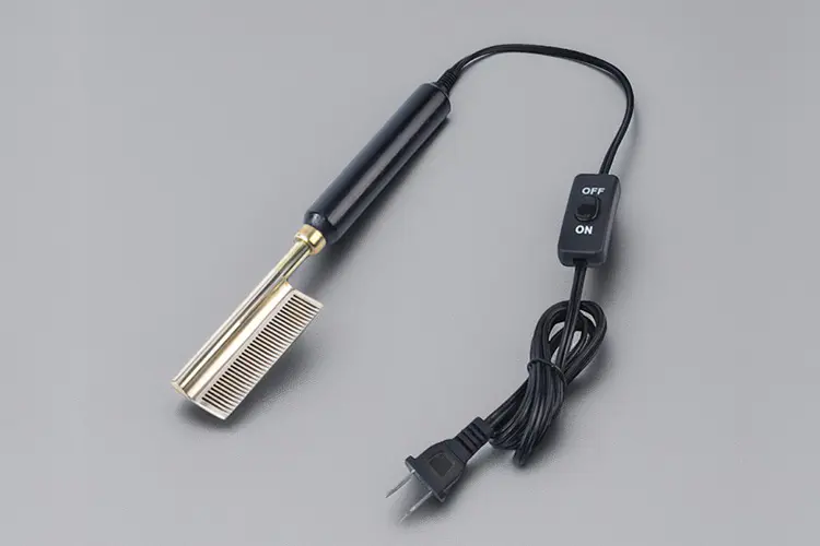 Alin ang mas mahusay na straightening comb o flat iron? Alin ang mas mahusay na straightening comb o flat iron?